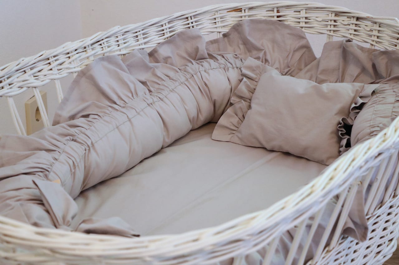 babynestchen im korb grau