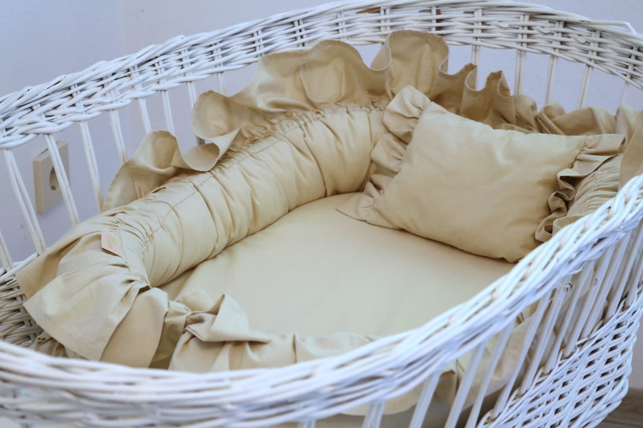 babynestchen im korb sand