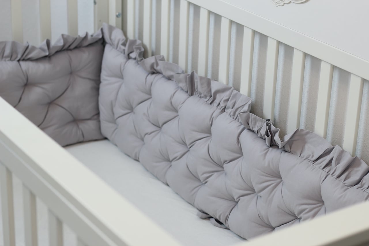 bettumrandung im babybett grau